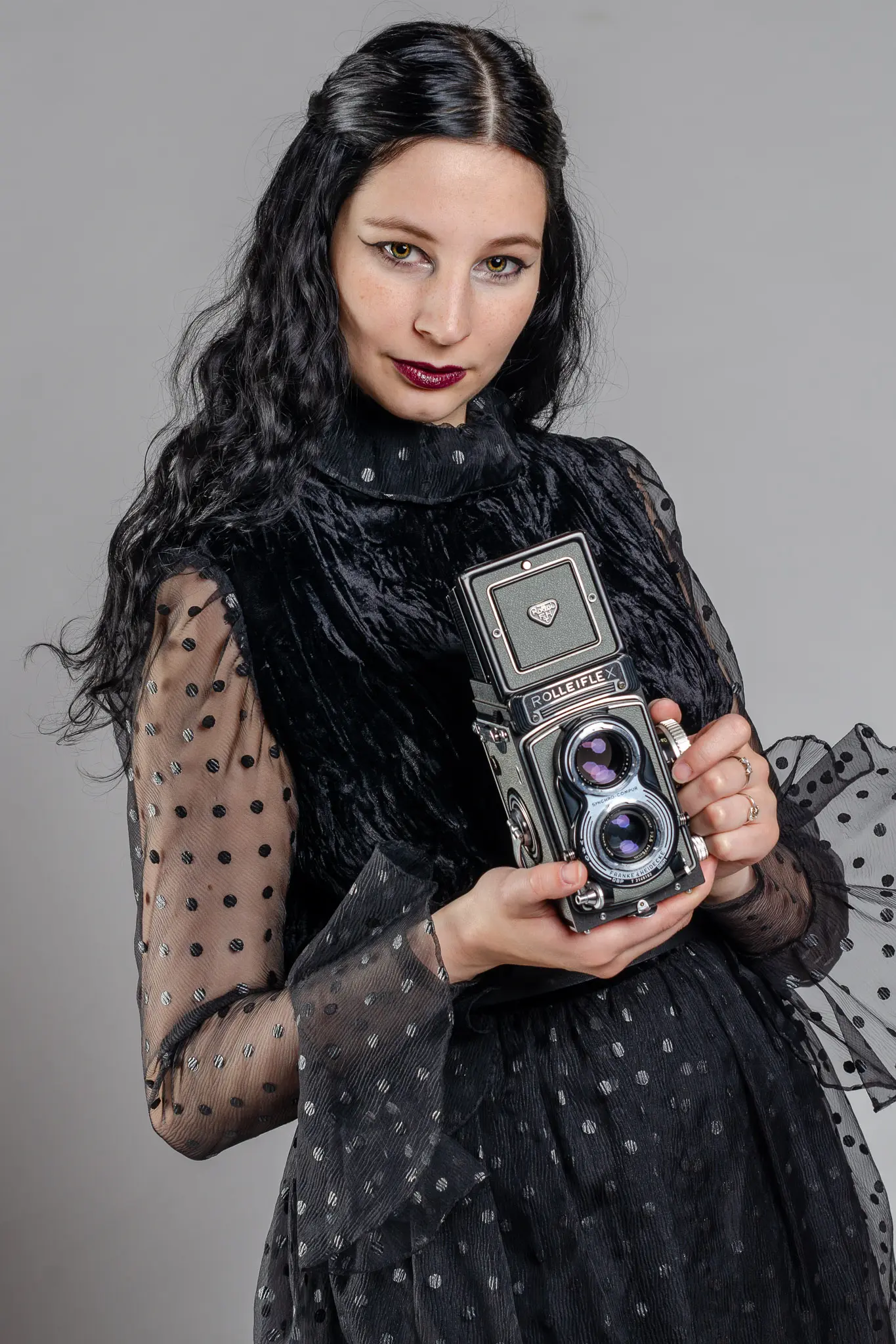 Portrait vom Model Alice S. im schwarzen Kleid mit einer alten analogen Rolleiflex Mittelformatkamera